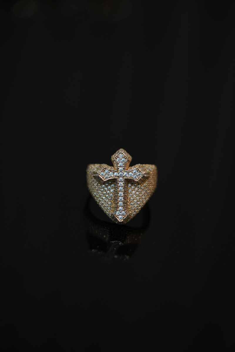 ANILLO CON CRUZEN ORO 14K AMARILLO