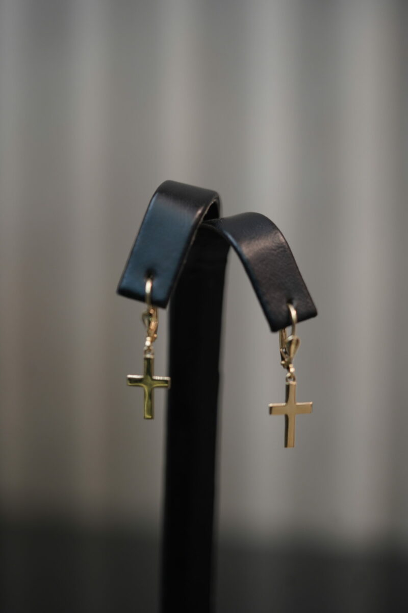ARGOLLAS COLGANTES DE CRUZ EN ORO AMARILLO DE 14K