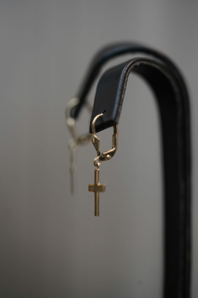 ARGOLLAS COLGANTES DE CRUZ EN ORO AMARILLO DE 14K