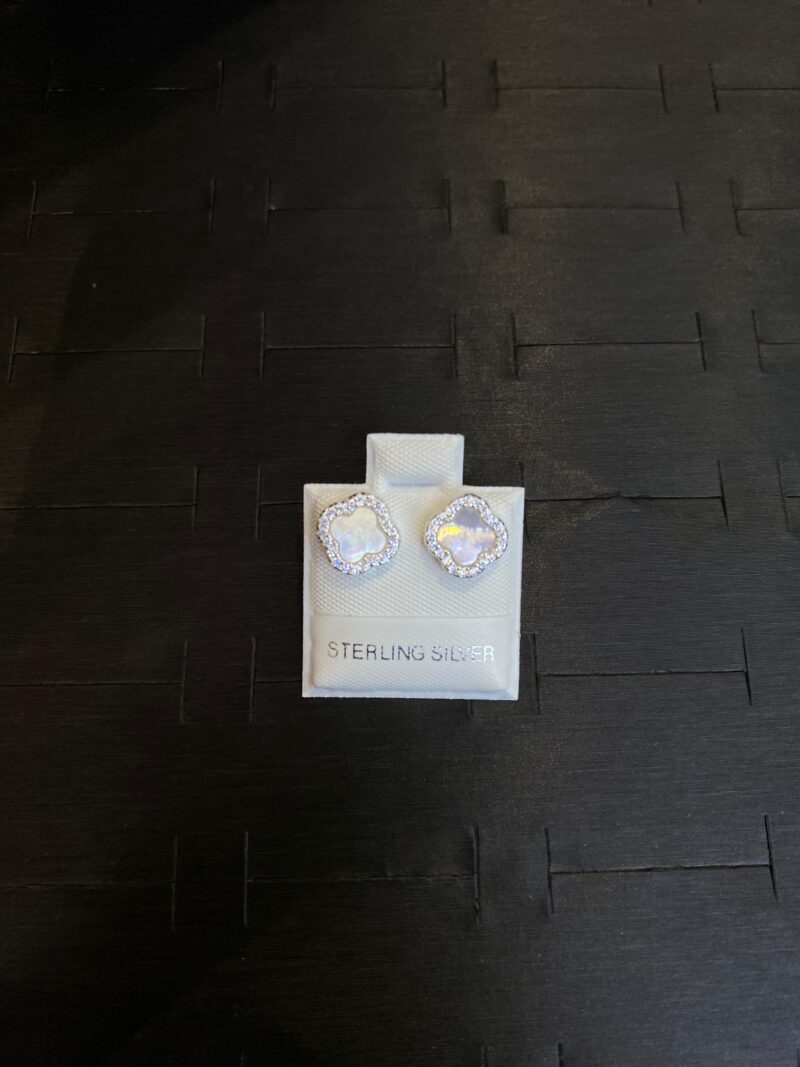 ARETE DE TREBOL BLANCO EN PLATA 925