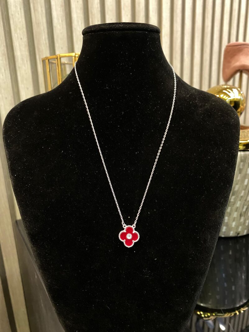 CADENA DE TREBOL ROJA EN PLATA 925