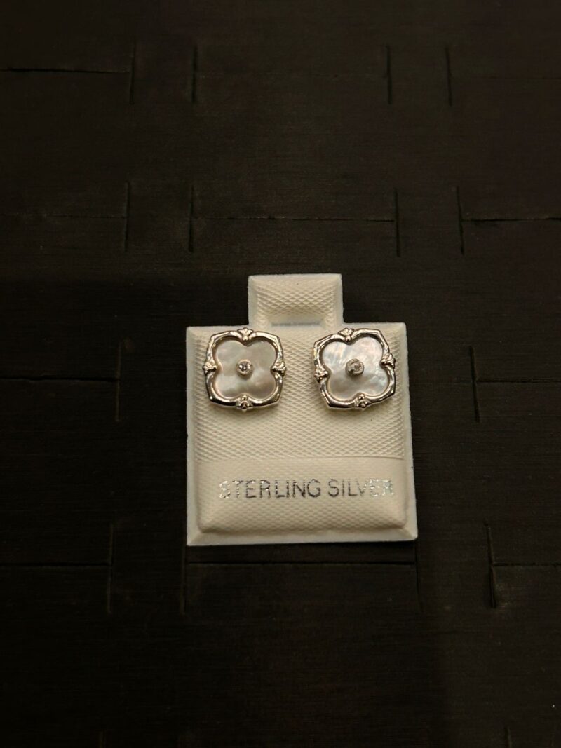 ARETE DE TREBOL BLANCO EN PLATA 925