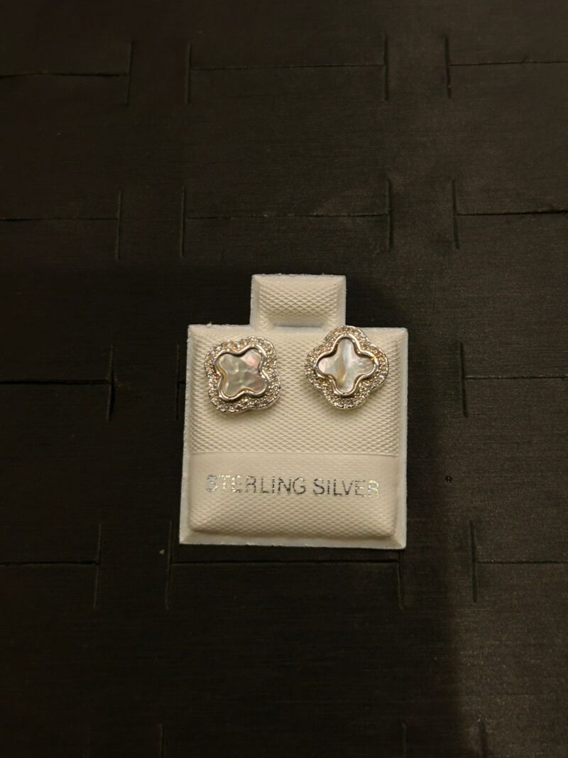 ARETE DE TREBOL BLANCO EN PLATA 925